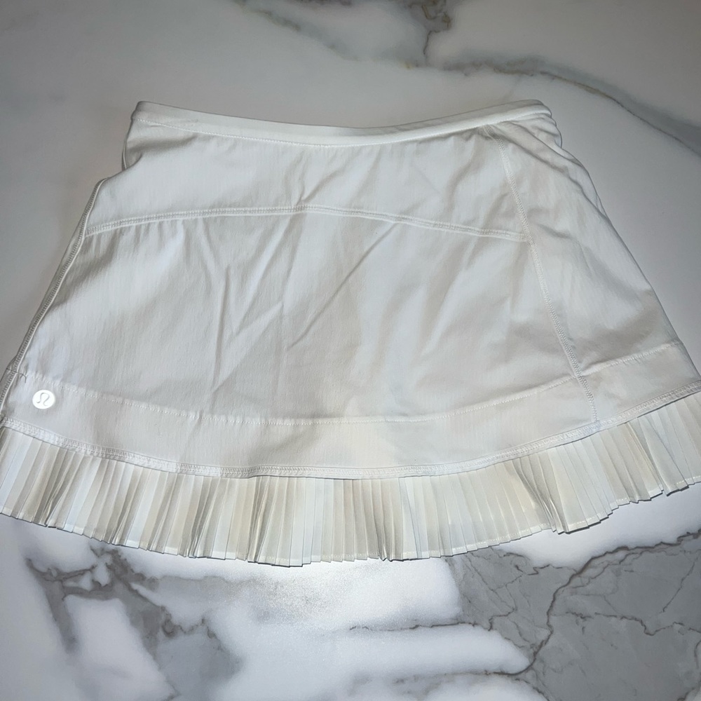 Lululemon white skirt never worn. Great condition!!
